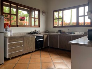 Fridge, microwave, stovetop, dishwasher - Finca con Caballos y Barbacoa en Envigado, Antioquia (El Cebadero)