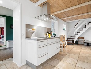 Een koelkast, een oven, een vaatwasser, een kinderstoel