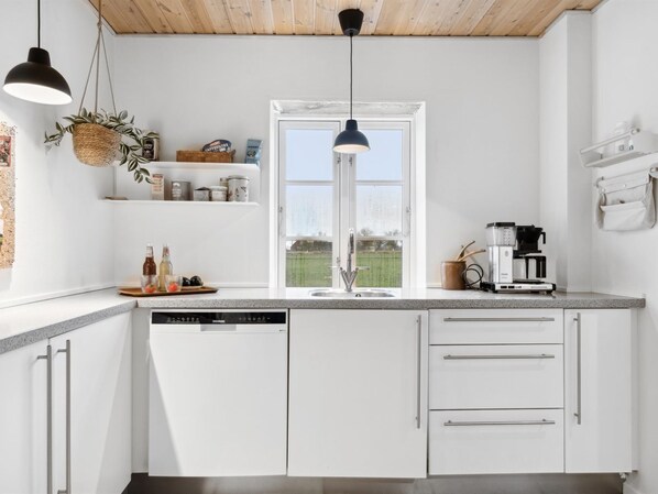 Een koelkast, een oven, een vaatwasser, een kinderstoel