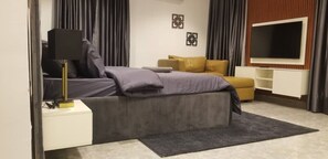 2 bedrooms, iron/ironing board, free WiFi, bed sheets - We are vintage, yet retro, a blend of antique and modern styles for your comfort (Osapa London)