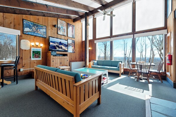 Smart-TV, Videospiele, Tischtennisplatte, Bücher