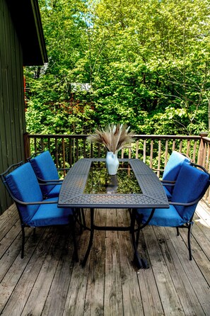 Outdoor dining - Hilltop Hideaway Pet friendly, game room- w/Community Pool and amenities (Wilmington)