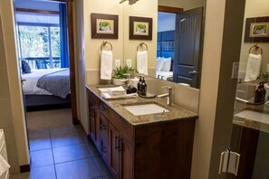 Romantic Suite | Bathroom | Combined shower/bathtub, free toiletries, hair dryer, towels - Stoneridge Resort - Mountain View - Pool & Hot Tub (Canmore)