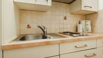 Kühlschrank, Mikrowelle, Toaster, Kochgeschirr/Geschirr/Besteck