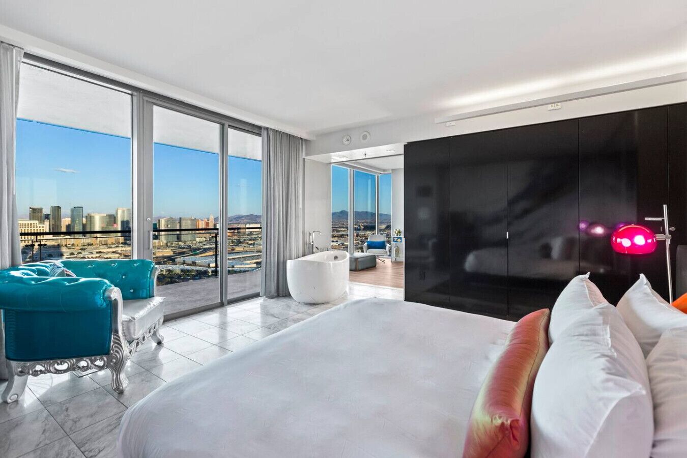 1 slaapkamer, een bureau, een strijkplank/strijkijzer, wifi