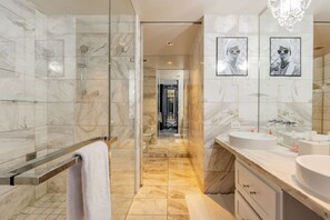 Douche, baignoire à jets, sèche-cheveux