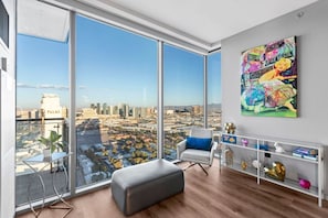 Interior - King Suite Full Strip Views (Las Vegas)