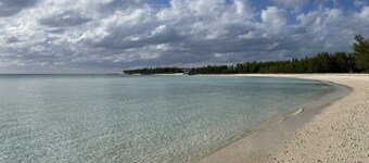 The Xanadu Tradewinds, Home Away to Paradise 8000 sq ft of privacy and a Pool.