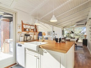 Kylskåp, mikrovågsugn, ugn och diskmaskin