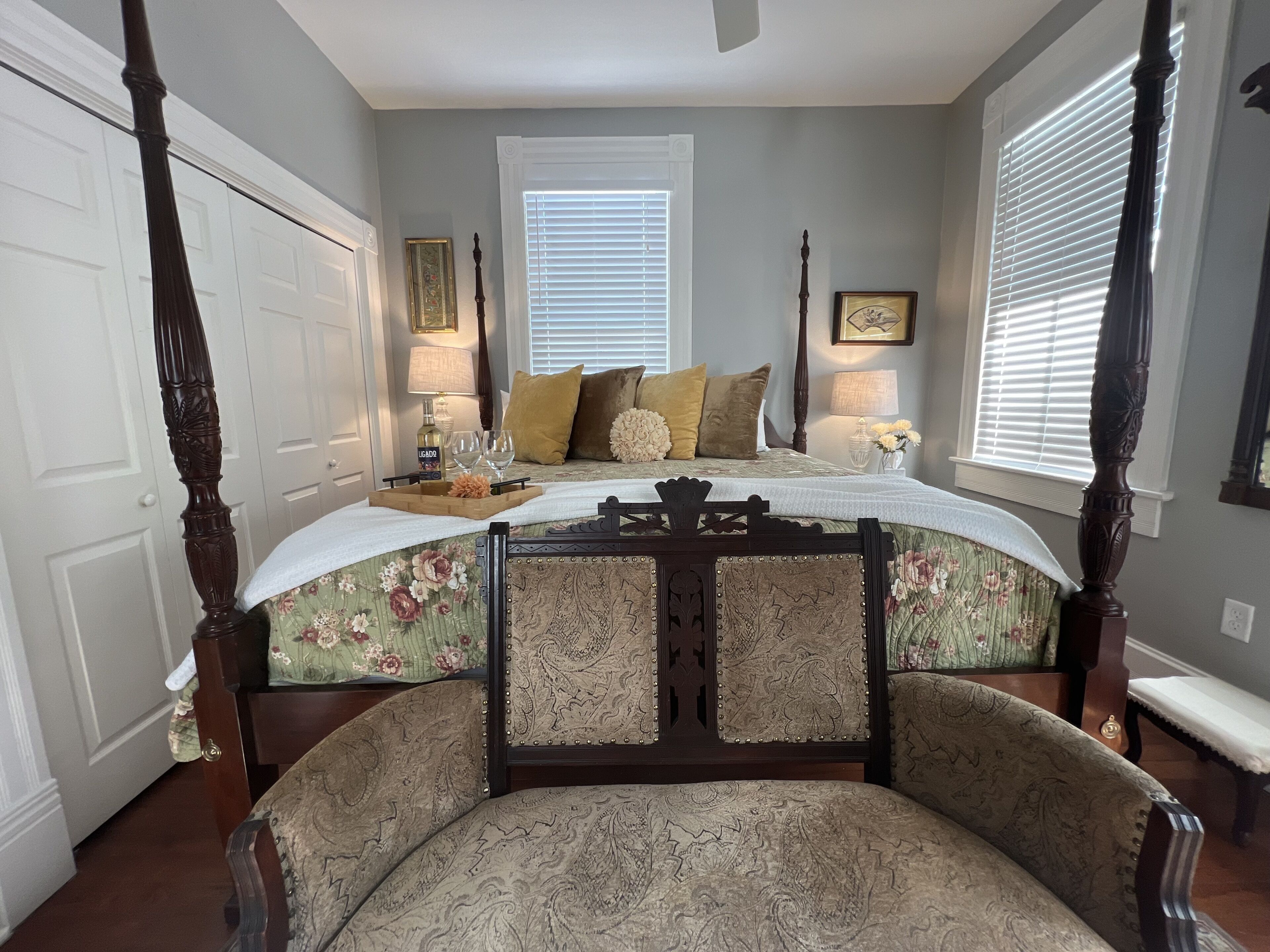 Hideaway Haven B&B in the Historic East End, Close to the Strand & Cruise Ships
