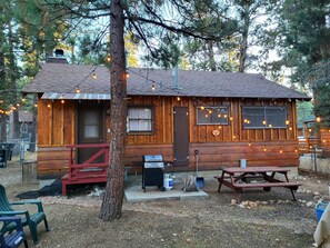 Outdoor dining - Cozy cabin ideal for friends, and families! Great location!   (Big Bear)