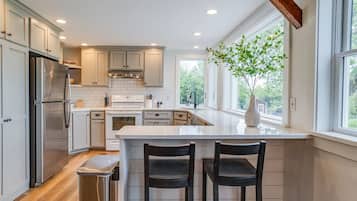 Een koelkast, een microgolfoven, een oven, een kookplaat