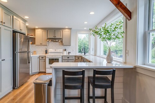 Hermann Wiemer Guest House w/ Lakeview & Fire pit