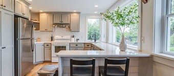 Hermann Wiemer Guest House w/ Lakeview & Fire pit