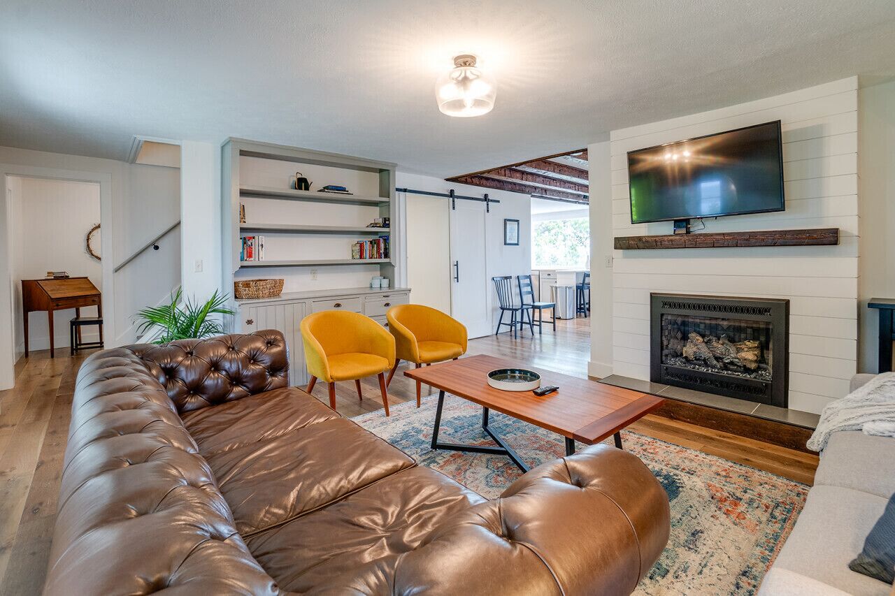 Televisie, een open haard en boeken