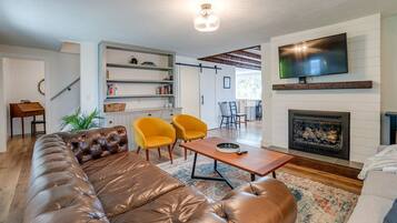 Televisie, een open haard en boeken