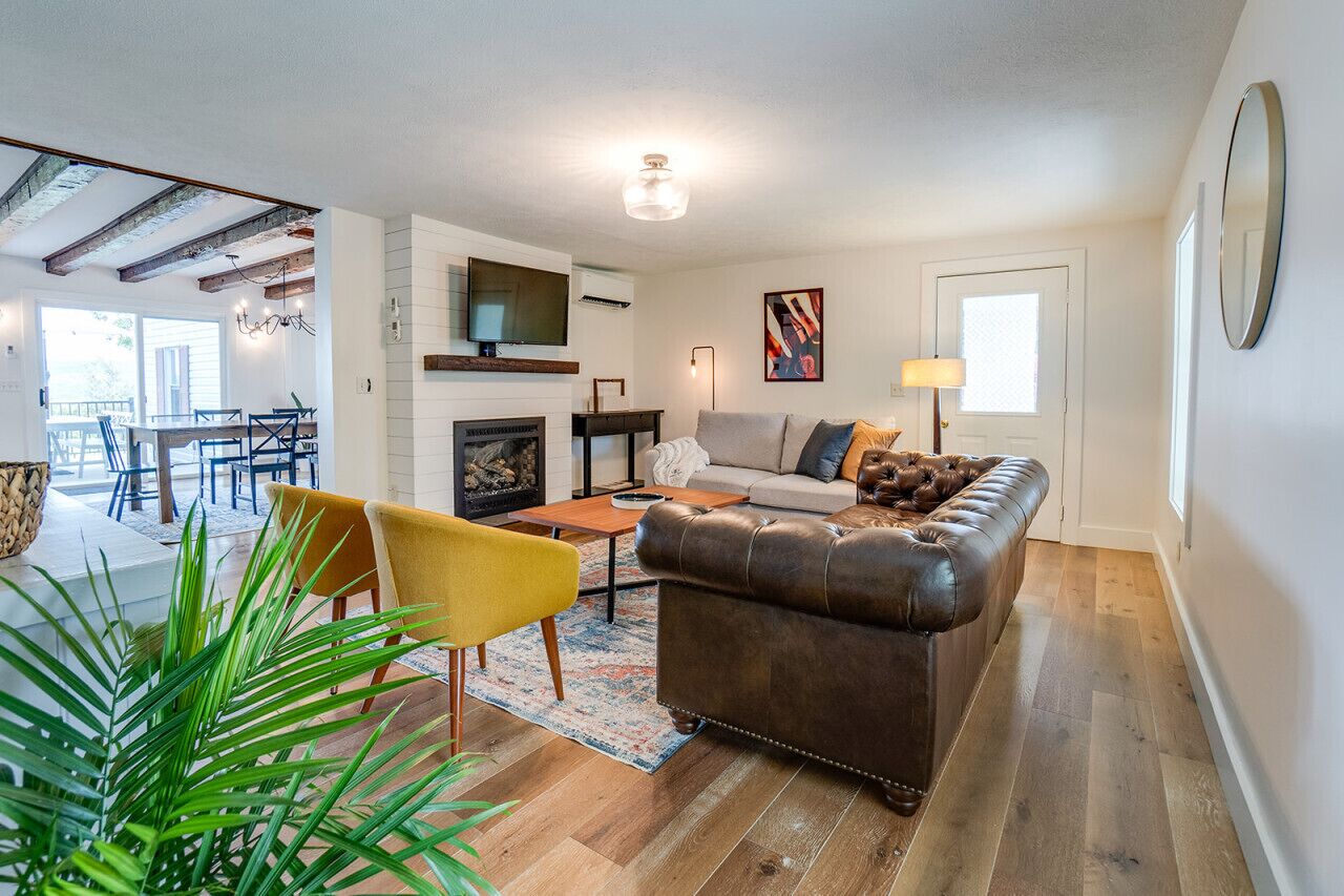 Fernseher, Kamin, Bücher