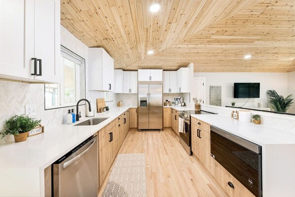 Réfrigérateur, four à micro-ondes, un four, surface de cuisson