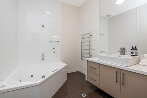 Shower - Serpentine Park on View  (Bendigo)