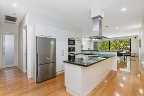 Fridge, microwave, oven, stovetop - Serpentine Park on View  (Bendigo)