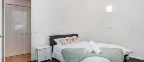 3 habitaciones, tabla de planchar con plancha, wifi y ropa de cama