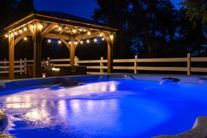 Outdoor spa tub - [Old] Yosemite Sunset Villa w/ View+Hot tub+Pool table, Bass lake   
 (Oakhurst)