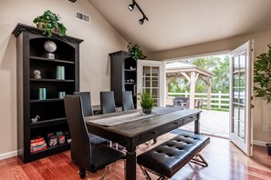Outdoor dining - [Old] Yosemite Sunset Villa w/ View+Hot tub+Pool table, Bass lake   
 (Oakhurst)
