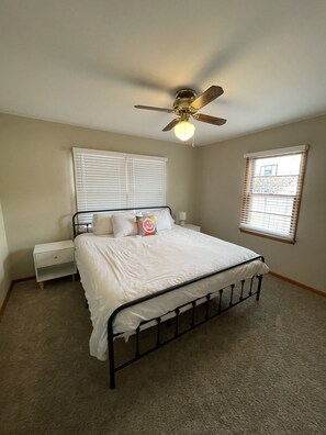 3 室のベッドルーム、WiFi (無料)、ベッドシーツ