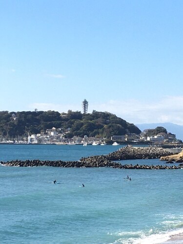 You can relax in a spacious and relaxing atmosphere in a private building. Conveniently located near Enoshima Kamakura sightseeing. Two bicycles are available for rent free of charge. Local gourmet food, cafes, and the Enoshima illumination at night are a