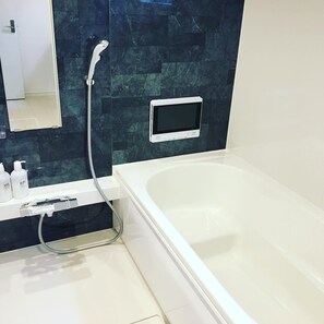 Sèche-cheveux, bidet, serviettes fournies, savon