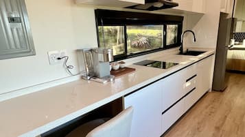 Refrigerador, parrilla de estufa y cafetera y tetera