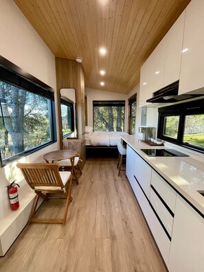 Geladeira, cooktop, cafeteira/chaleira