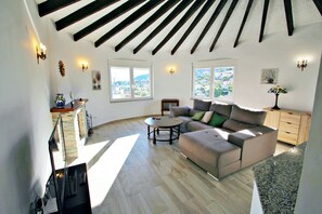 Fernseher, Bücher, Stereoanlage