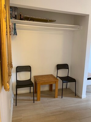Interior - Central, 3 bed-rooms, 2 showers, 5 mins airport, 10 mins strip/convention center (Las Vegas)