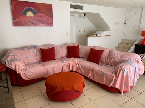 Central, 3 bed-rooms, 2 showers, 5 mins airport, 10 mins strip/convention center