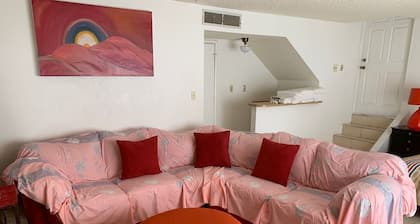 Central, 3 bed-rooms, 2 showers, 5 mins airport, 10 mins strip/convention center