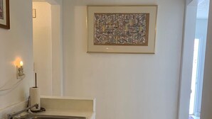A kitchen with a sink, a coffee maker, and a framed artwork on the wall. - Central, 3 bed-rooms, 2 showers, 5 mins airport, 10 mins strip/convention center (Las Vegas)