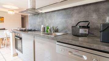 Jääkaappi, mikroaaltouuni, uuni, liesi