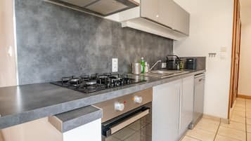 Refrigerador, microondas, horno, placa de cocina
