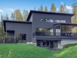 A modern two-story house with a flat roof, large windows, and a balcony. - Käkikello by Interhome (Mikkeli)