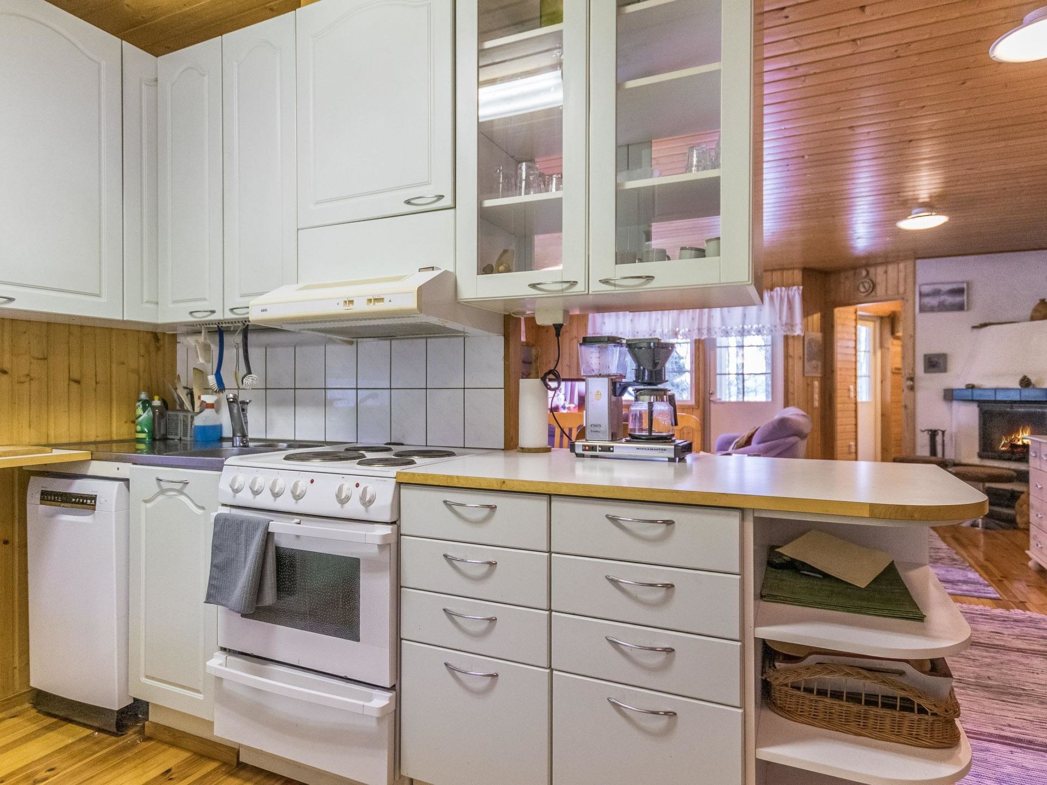 Kjøleskap, mikrobølgeovn, oppvaskmaskin og kjøkkenutstyr