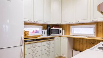 Fridge, microwave, dishwasher, cookware/dishes/utensils