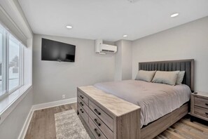 1 chambre, bureau, fer et planche à repasser, lit de bébé portatif