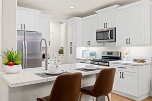 Fridge, microwave, oven, stovetop - Southern California Beautiful Place in Ladera Ranch (Ladera Ranch)