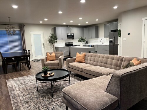 Cozy Cascade Nook - 2 bedroom basement apartment