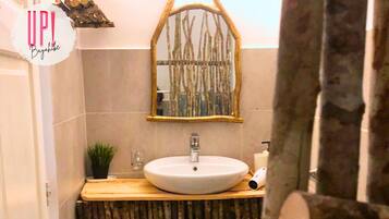 Habitación tradicional doble, 1 cama de matrimonio | Baño | Artículos de higiene personal gratuitos, secador de pelo y albornoces