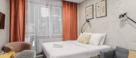 Työpöytä, silitysrauta/-lauta, vauvan matkasänky, Wi-Fi