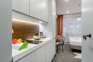 Frigorifero, piano cottura, lavastoviglie, pentole/stoviglie/utensili