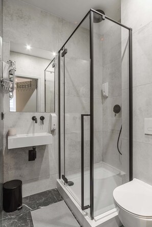 Dusche, Haartrockner, Handtücher
