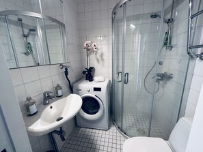 Dusche, Haartrockner, Bidet, Handtücher